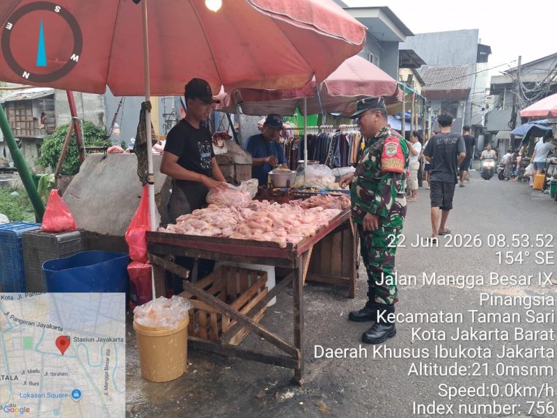 ​Jaga Stabilitas Pangan, Babinsa Koramil 01/Taman Sari Monitor Langsung Harga Sembako di Pasar Pecah Kulit Pinangsia

​KODAM JAYA, JAKARTA BARAT – Dalam rangka mengantisipasi fluktuasi harga dan memastikan ketersediaan kebutuhan pokok masyarakat, Babinsa Koramil 01/Taman Sari jajaran Kodim 0503/Jakarta Barat melaksanakan monitoring langsung di Pasar Pecah Kulit Pinangsia, Jalan Mangga Besar IX, Kelurahan Pinangsia, Kecamatan Taman Sari, Jakarta Barat, Senin (22/06/2026).

​Kegiatan pemantauan ini dilakukan untuk menghimpun data riil perkembangan harga sembilan bahan pokok (sembako) serta memastikan tidak adanya kelangkaan barang yang dapat memicu keresahan di masyarakat wilayah jajaran Kodam Jaya.

​Danramil 01/Taman Sari, Mayor Inf Manatap Rajagukguk, S.E., M.H., menyampaikan bahwa kegiatan monitoring ini merupakan wujud kepedulian TNI AD dalam mendukung program ketahanan pangan nasional serta membantu pemerintah daerah dalam menjaga stabilitas ekonomi di tingkat wilayah.
​