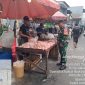 ​Jaga Stabilitas Pangan, Babinsa Koramil 01/Taman Sari Monitor Langsung Harga Sembako di Pasar Pecah Kulit Pinangsia

​KODAM JAYA, JAKARTA BARAT – Dalam rangka mengantisipasi fluktuasi harga dan memastikan ketersediaan kebutuhan pokok masyarakat, Babinsa Koramil 01/Taman Sari jajaran Kodim 0503/Jakarta Barat melaksanakan monitoring langsung di Pasar Pecah Kulit Pinangsia, Jalan Mangga Besar IX, Kelurahan Pinangsia, Kecamatan Taman Sari, Jakarta Barat, Senin (22/06/2026).

​Kegiatan pemantauan ini dilakukan untuk menghimpun data riil perkembangan harga sembilan bahan pokok (sembako) serta memastikan tidak adanya kelangkaan barang yang dapat memicu keresahan di masyarakat wilayah jajaran Kodam Jaya.

​Danramil 01/Taman Sari, Mayor Inf Manatap Rajagukguk, S.E., M.H., menyampaikan bahwa kegiatan monitoring ini merupakan wujud kepedulian TNI AD dalam mendukung program ketahanan pangan nasional serta membantu pemerintah daerah dalam menjaga stabilitas ekonomi di tingkat wilayah.
​
