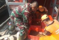 Ciptakan Lingkungan Yang Bersih, Babinsa Koramil 01/Taman Sari Gotong Royong Karya Bakti Bersama PPSU Kelurahan Keagungan