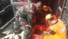 Ciptakan Lingkungan Yang Bersih, Babinsa Koramil 01/Taman Sari Gotong Royong Karya Bakti Bersama PPSU Kelurahan Keagungan