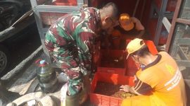 Ciptakan Lingkungan Yang Bersih, Babinsa Koramil 01/Taman Sari Gotong Royong Karya Bakti Bersama PPSU Kelurahan Keagungan