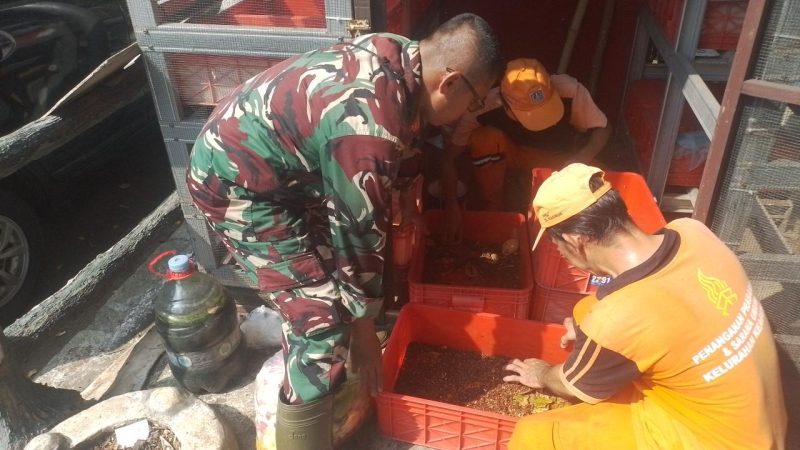 Ciptakan Lingkungan Yang Bersih, Babinsa Koramil 01/Taman Sari Gotong Royong Karya Bakti Bersama PPSU Kelurahan Keagungan