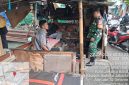 Eratkan Kedekatan dengan Warga, Babinsa Koramil 01/Taman Sari Gelar Komsos Bersama Pengemudi Angkutan Umum