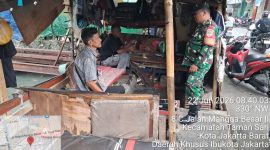 Eratkan Kedekatan dengan Warga, Babinsa Koramil 01/Taman Sari Gelar Komsos Bersama Pengemudi Angkutan Umum