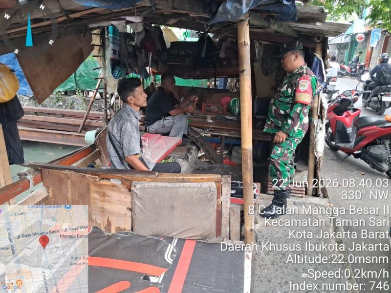 Eratkan Kedekatan dengan Warga, Babinsa Koramil 01/Taman Sari Gelar Komsos Bersama Pengemudi Angkutan Umum