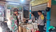 Jaga Stabilitas Pangan, Babinsa Koramil 03/GP Pantau Langsung Harga Sembako di Pasar