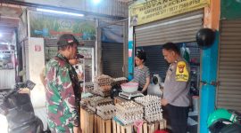 Jaga Stabilitas Pangan, Babinsa Koramil 03/GP Pantau Langsung Harga Sembako di Pasar