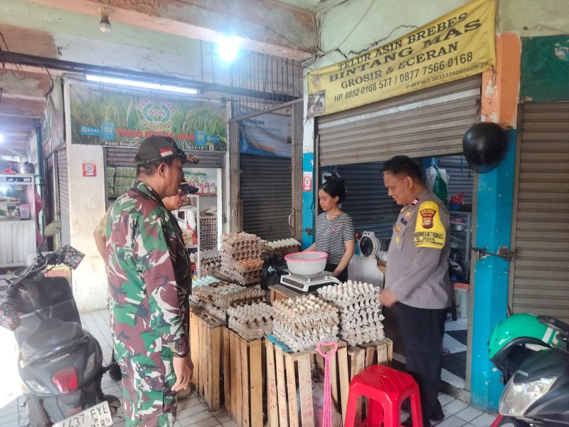 Jaga Stabilitas Pangan, Babinsa Koramil 03/GP Pantau Langsung Harga Sembako di Pasar
