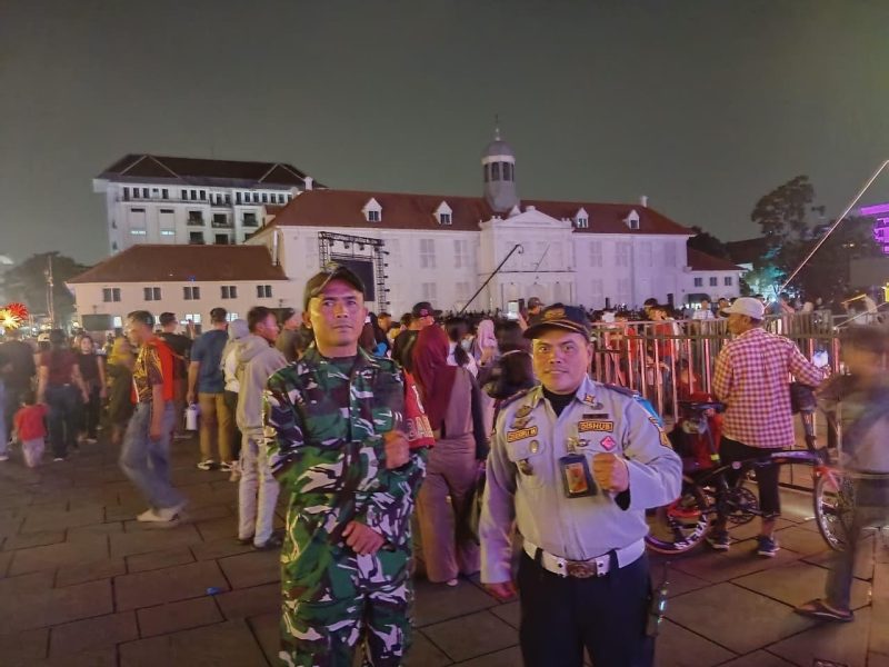 Babinsa Koramil 01/Taman Sari Amankan Event Jakarta Light Festival Hari Ke-2 di Kota Tua Yang Sukses Pukau Ribuan Pengunjung