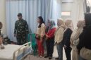 Wujud Kepedulian Danramil 03/Grogol Petamburan Mayor Kav Tri Atmojo Jenguk Anggota Yang Dirawat di RS