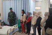 Wujud Kepedulian Danramil 03/Grogol Petamburan Mayor Kav Tri Atmojo Jenguk Anggota Yang Dirawat di RS