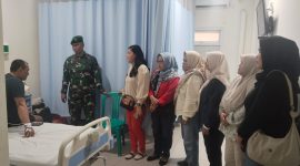Wujud Kepedulian Danramil 03/Grogol Petamburan Mayor Kav Tri Atmojo Jenguk Anggota Yang Dirawat di RS