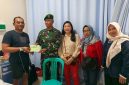 Ketua Persit KCK Ranting 4 Koramil 03/GP Ny. Tri Atmojo Dampingi Danramil 03/GP Jenguk Anggota yang Dirawat di RS