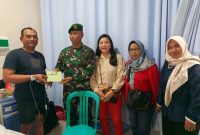 Ketua Persit KCK Ranting 4 Koramil 03/GP Ny. Tri Atmojo Dampingi Danramil 03/GP Jenguk Anggota yang Dirawat di RS