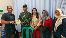 Ketua Persit KCK Ranting 4 Koramil 03/GP Ny. Tri Atmojo Dampingi Danramil 03/GP Jenguk Anggota yang Dirawat di RS