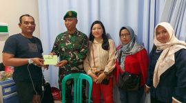 Ketua Persit KCK Ranting 4 Koramil 03/GP Ny. Tri Atmojo Dampingi Danramil 03/GP Jenguk Anggota yang Dirawat di RS