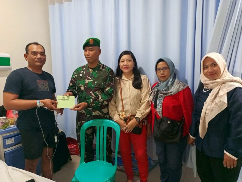Ketua Persit KCK Ranting 4 Koramil 03/GP Ny. Tri Atmojo Dampingi Danramil 03/GP Jenguk Anggota yang Dirawat di RS