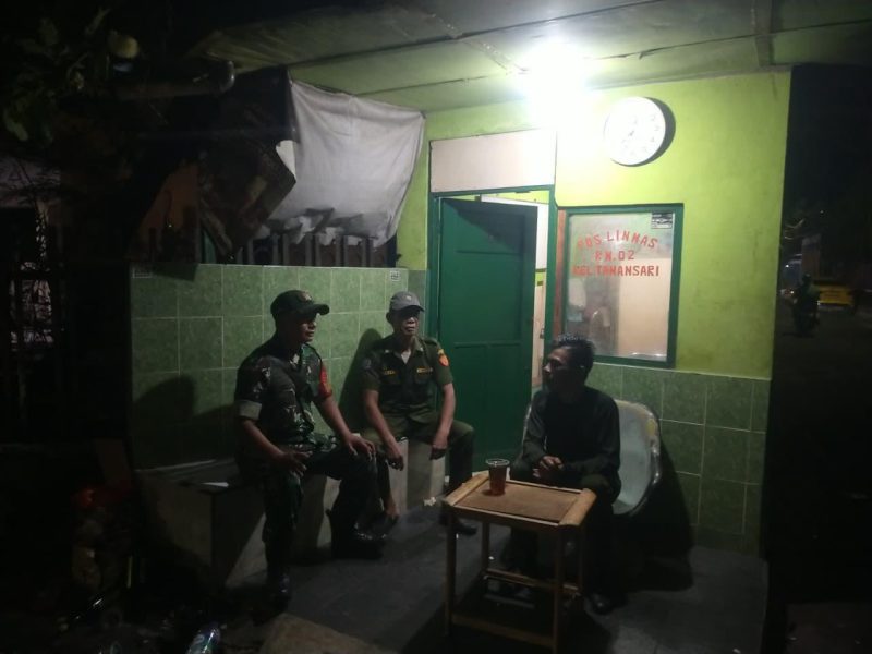 Perketat Keamanan Lingkungan, Babinsa Koramil 01/Taman Sari Gelar Siskamling Bersama Komponen Pendukung
