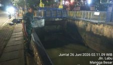 Antisipasi Dini Cegah Bencana, Babinsa Koramil 01/Taman Sari Pantau Tinggi Muka Air Sungai Pastikan Wilayah Aman dari Banjir dan Genangan