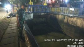 Antisipasi Dini Cegah Bencana, Babinsa Koramil 01/Taman Sari Pantau Tinggi Muka Air Sungai Pastikan Wilayah Aman dari Banjir dan Genangan