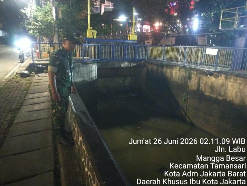 Antisipasi Dini Cegah Bencana, Babinsa Koramil 01/Taman Sari Pantau Tinggi Muka Air Sungai Pastikan Wilayah Aman dari Banjir dan Genangan