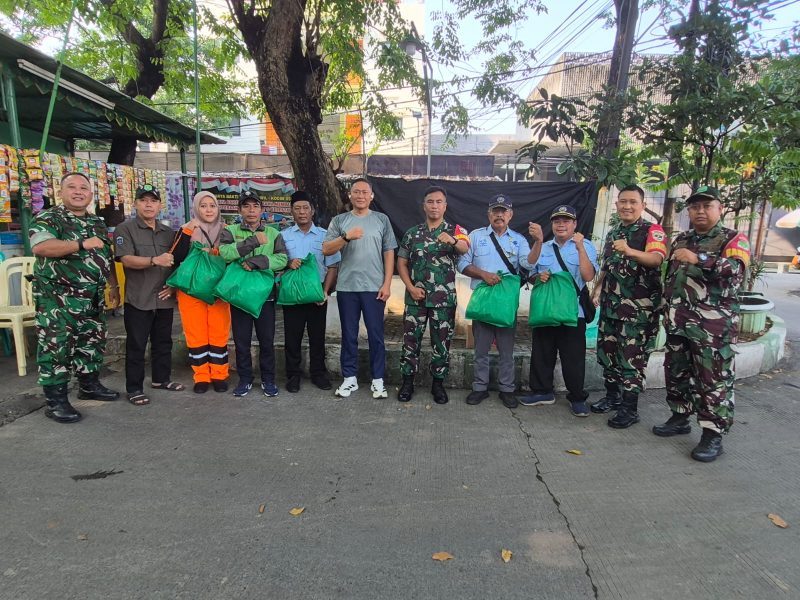 Silaturahmi On The Spot, Danramil 03/GP Mayor Kav Tri Atmojo Bagikan Sembako untuk Pengemudi JakLingko dan Masyarakat