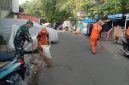 Ciptakan Lingkungan Yang Bersih, Babinsa Koramil 01/Taman Sari Bersama PPSU Gotong Royong Karya Bakti