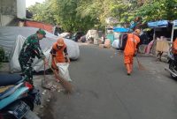 Ciptakan Lingkungan Yang Bersih, Babinsa Koramil 01/Taman Sari Bersama PPSU Gotong Royong Karya Bakti