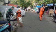 Ciptakan Lingkungan Yang Bersih, Babinsa Koramil 01/Taman Sari Bersama PPSU Gotong Royong Karya Bakti