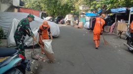 Ciptakan Lingkungan Yang Bersih, Babinsa Koramil 01/Taman Sari Bersama PPSU Gotong Royong Karya Bakti
