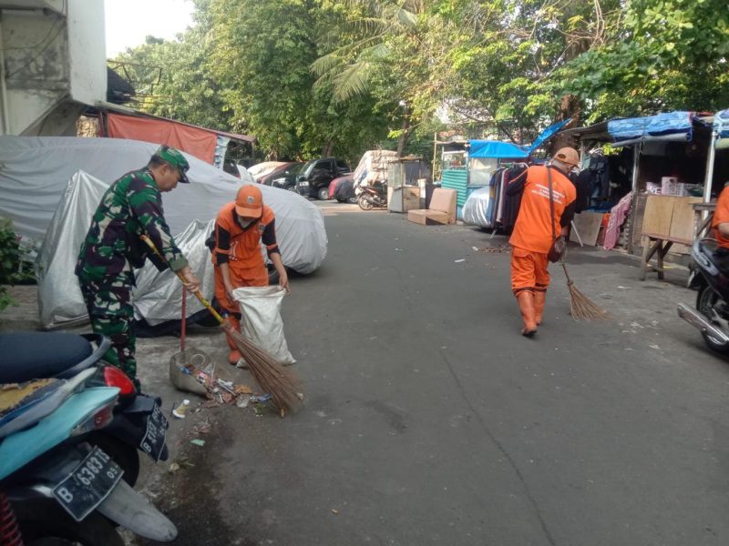 Ciptakan Lingkungan Yang Bersih, Babinsa Koramil 01/Taman Sari Bersama PPSU Gotong Royong Karya Bakti