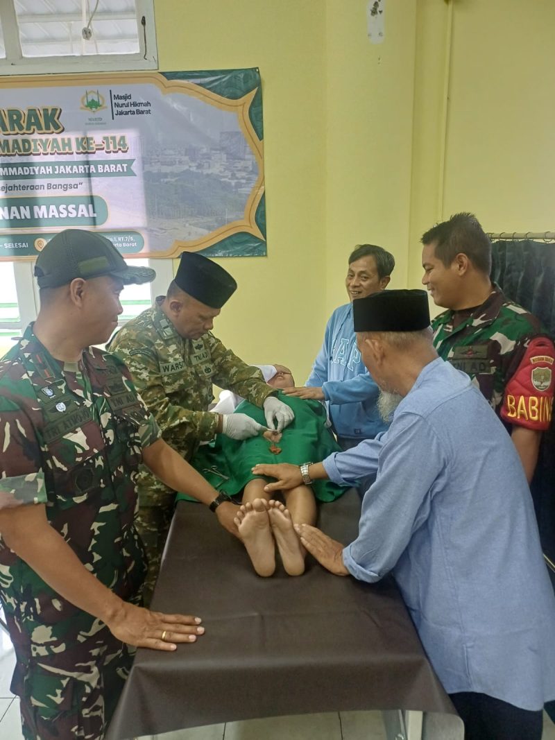 Semarakkan Milad Muhammadiyah ke-114, Danramil 03/GP Mayor Kav Tri Atmojo Hadiri Aksi Sosial 114 Peserta Khitanan Massal, Panen Subuh .Warga, dan Donor Darah di Masjid Nurul Hikmah Tanjung Duren Selatan
