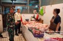 Jaga Stabilitas Harga Komoditas, Babinsa Koramil 03/Grogol Petamburan Cek Pasar Slipi