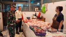 Jaga Stabilitas Harga Komoditas, Babinsa Koramil 03/Grogol Petamburan Cek Pasar Slipi