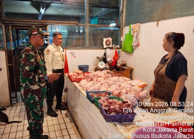 Jaga Stabilitas Harga Komoditas, Babinsa Koramil 03/Grogol Petamburan Cek Pasar Slipi