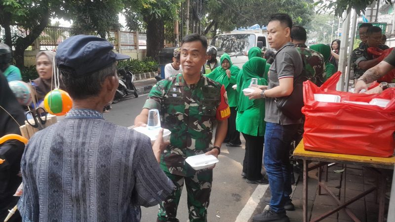 Wujud Kepedulian TNI Kepada Masyarakat, Koramil 03/GP Gelar Jumat Berkah Bagikan Ratusan Box Makanan Siap Saji
