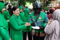 Aksi Nyata Persit KCK Ranting 4 Koramil 03/GP Berbagi Jumat Berkah Kepada Masyarakat