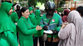 Aksi Nyata Persit KCK Ranting 4 Koramil 03/GP Berbagi Jumat Berkah Kepada Masyarakat