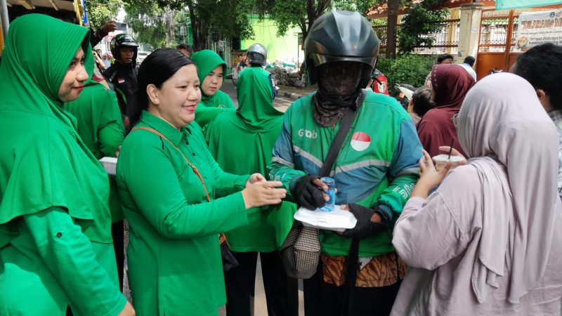 Aksi Nyata Persit KCK Ranting 4 Koramil 03/GP Berbagi Jumat Berkah Kepada Masyarakat