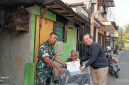 Aksi Kepedulian Prajurit TNI AD Melalui Babinsa Koramil 03/GP Serda Kamit Gandeng Solichin Foundation Berikan Bantuan Kursi Roda untuk Warga Kota Bambu Utara