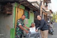 Aksi Kepedulian Prajurit TNI AD Melalui Babinsa Koramil 03/GP Serda Kamit Gandeng Solichin Foundation Berikan Bantuan Kursi Roda untuk Warga Kota Bambu Utara