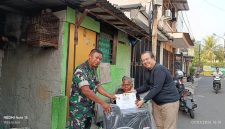 Aksi Kepedulian Prajurit TNI AD Melalui Babinsa Koramil 03/GP Serda Kamit Gandeng Solichin Foundation Berikan Bantuan Kursi Roda untuk Warga Kota Bambu Utara