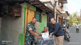 Aksi Kepedulian Prajurit TNI AD Melalui Babinsa Koramil 03/GP Serda Kamit Gandeng Solichin Foundation Berikan Bantuan Kursi Roda untuk Warga Kota Bambu Utara
