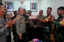 Momen Spesial HUT Bhayangkara Ke-80, Danramil 03/GP Mayor Kav Tri Atmojo dan Rombongan Beri Kejutan Manis untuk Kapolsek Palmerah dan Jajaran