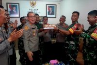 Momen Spesial HUT Bhayangkara Ke-80, Danramil 03/GP Mayor Kav Tri Atmojo dan Rombongan Beri Kejutan Manis untuk Kapolsek Palmerah dan Jajaran