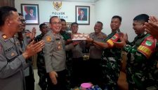 Momen Spesial HUT Bhayangkara Ke-80, Danramil 03/GP Mayor Kav Tri Atmojo dan Rombongan Beri Kejutan Manis untuk Kapolsek Palmerah dan Jajaran