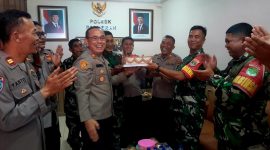 Momen Spesial HUT Bhayangkara Ke-80, Danramil 03/GP Mayor Kav Tri Atmojo dan Rombongan Beri Kejutan Manis untuk Kapolsek Palmerah dan Jajaran