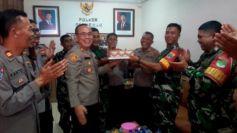 Momen Spesial HUT Bhayangkara Ke-80, Danramil 03/GP Mayor Kav Tri Atmojo dan Rombongan Beri Kejutan Manis untuk Kapolsek Palmerah dan Jajaran