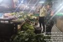 Pastikan Aman dan Stabil, Babinsa Koramil 03/GP Pelda Nur Jaelani Monitoring Harga dan Stok Komoditas Bahan Pokok di Pasar Slipi