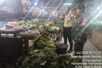Pastikan Aman dan Stabil, Babinsa Koramil 03/GP Pelda Nur Jaelani Monitoring Harga dan Stok Komoditas Bahan Pokok di Pasar Slipi